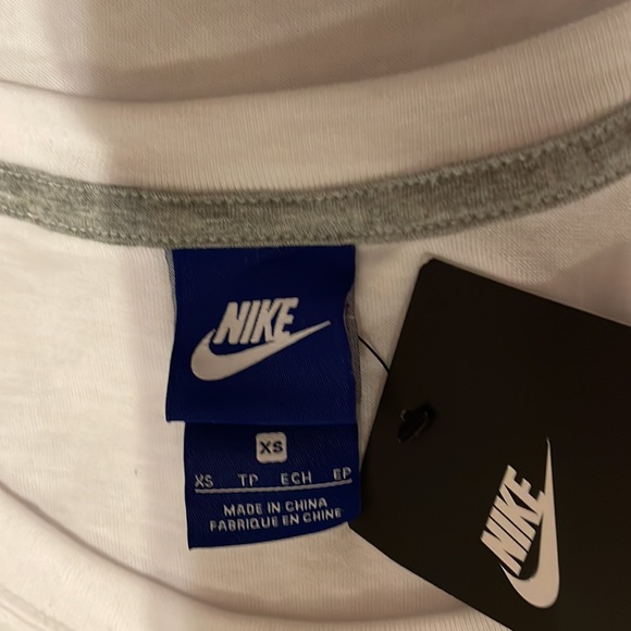 Nike top - Picture 3 of 3